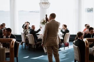 Mies pitää puhetta häävieraille