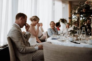 Hääpari liikuttuneena puheesta