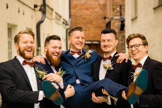 Bestmanit rivissä kannattelevat sulhasta käsillään
