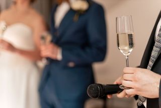 Lähikuva mikrofonista kädessä