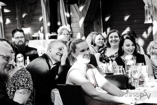 Häävieraat nauravat hauskalle puheelle