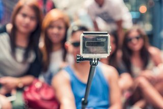 Selfiekeppi ja hääkuvauksen voi hoitaa vaikka kokonaan itse