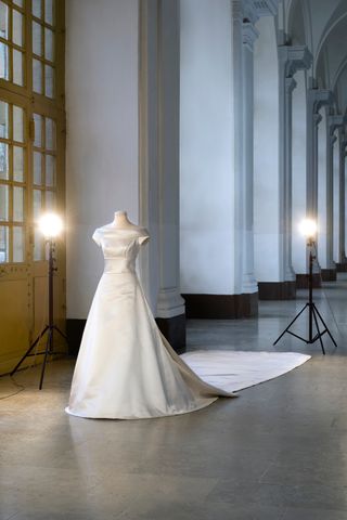 Kruununprinsessa Victorian tyyliltään klassinen hääpuku, jonka suunnitteli Pär Engsheden. Kuva: Sanna Argus Tirén/Kungahuset.se