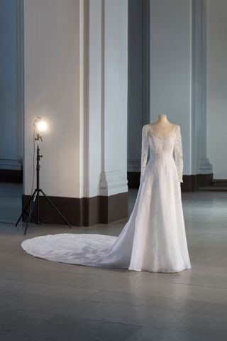 Uusin esillä oleva puku on prinsessa Sofian ja prinssi Carl Philipin toissa kesän häistä. Kuva: Lisa Raihle Rehbäck/Kungahuset.se