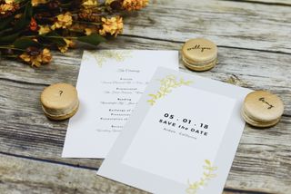 Save The Date -kutsut pöydällä macaronssien kanssa